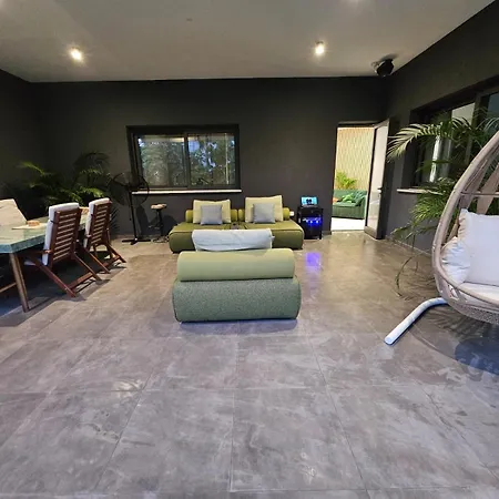 Vilă Tg New Luxury Private - Heated Salty Swimming Pool, Outdoor Jacuzzi, Sauna, Exotic Garden
