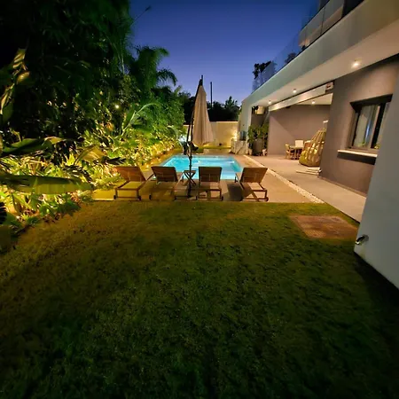 Vilă Tg New Luxury Private - Heated Salty Swimming Pool, Outdoor Jacuzzi, Sauna, Exotic Garden *