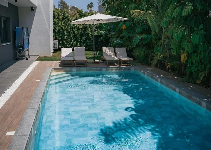 Tg New Luxury Private & - Heated Salty Swimming Pool, Outdoor Jacuzzi, Sauna, Exotic Garden Limassol